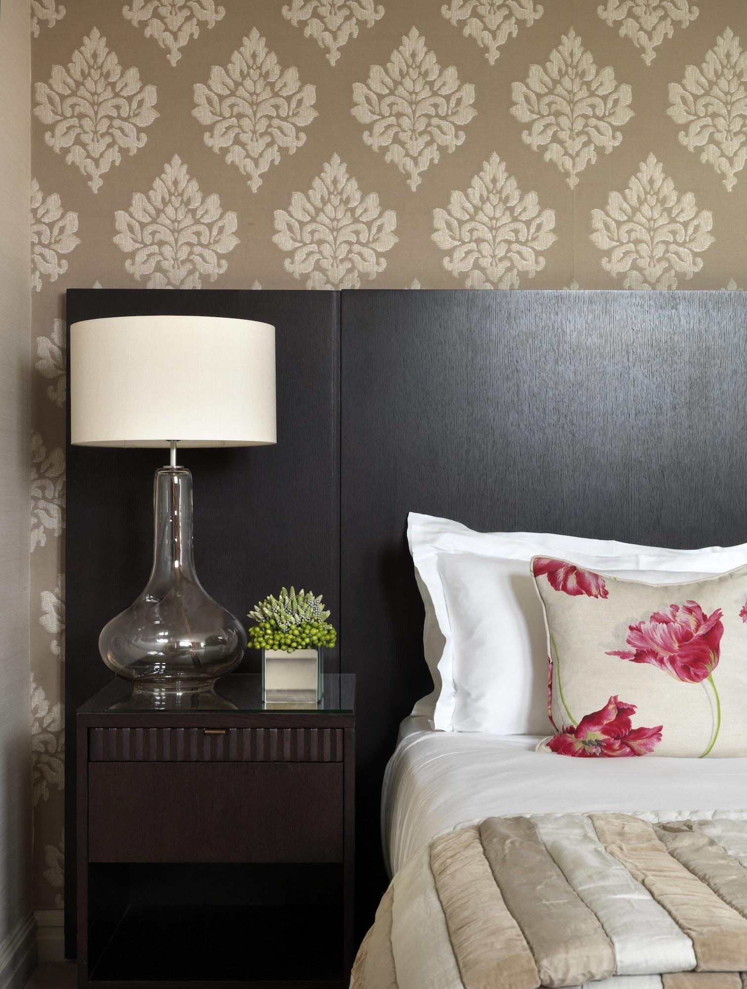 The Westbury Hotel Dublin Exterior foto A lamp on a bedside table